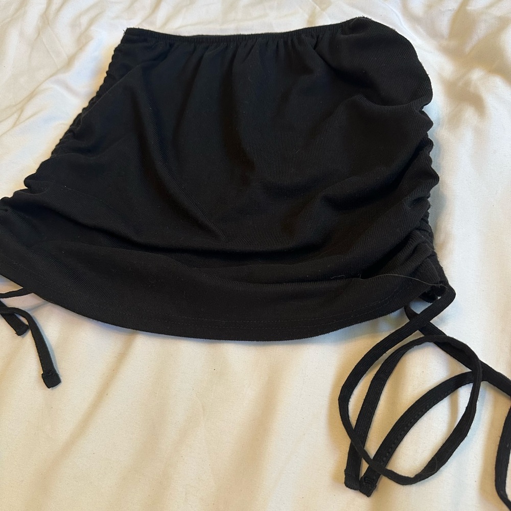 Black mini skirt with singed sides - Picture 2 of 3
